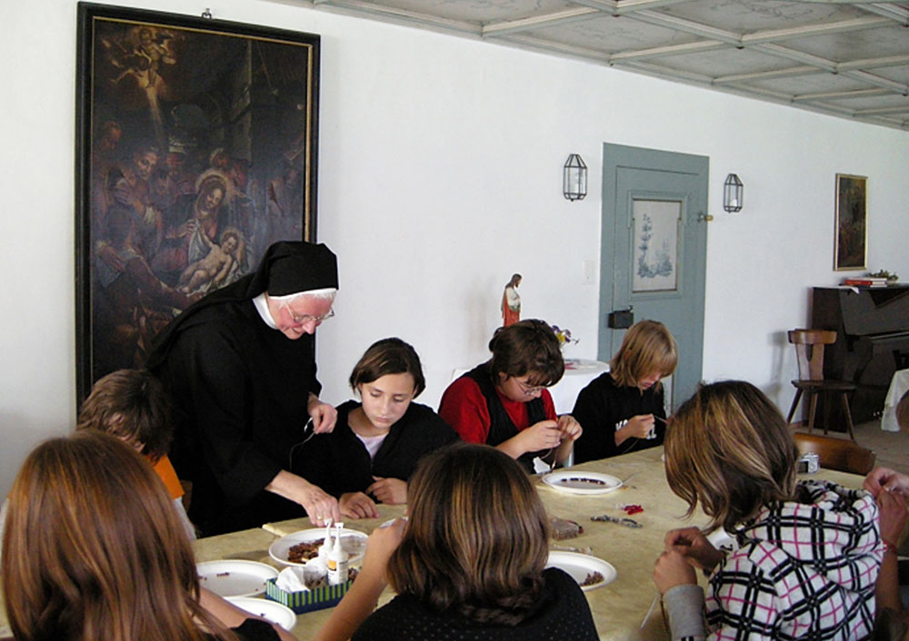 Rosenkranzknüpfen im Kloster Au